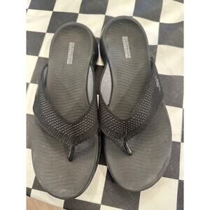 Skechers women Goga Mat size 10 comfort walking gray black thong flip flop